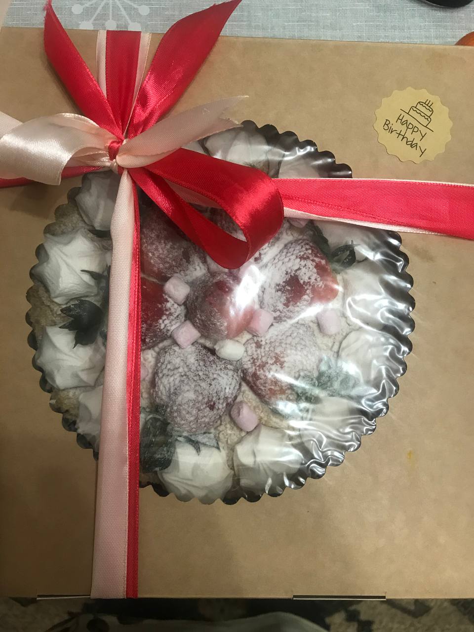 Торт в подарочной коробке с открыткой Happy Birthday — клубника, голубика и меренга