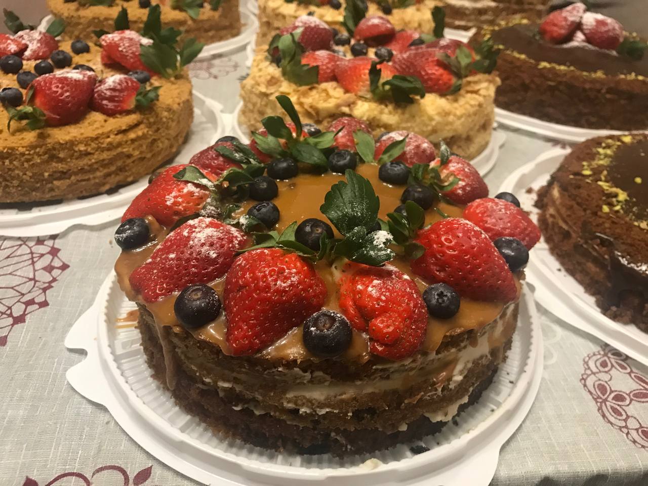 Слоёный торт с клубникой, голубикой и карамельным соусом